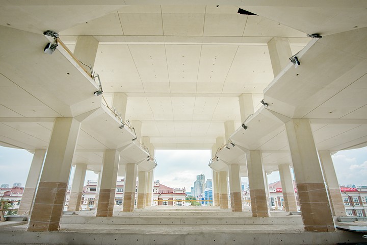 Перекрытия и колонны из белого архитектурного бетона после демонтажа специальной опалубки не требуют дополнительной отделки