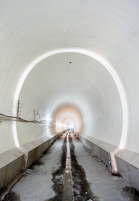 бетонирование сервисной штольни Рокского тоннеля на ТрансКаме